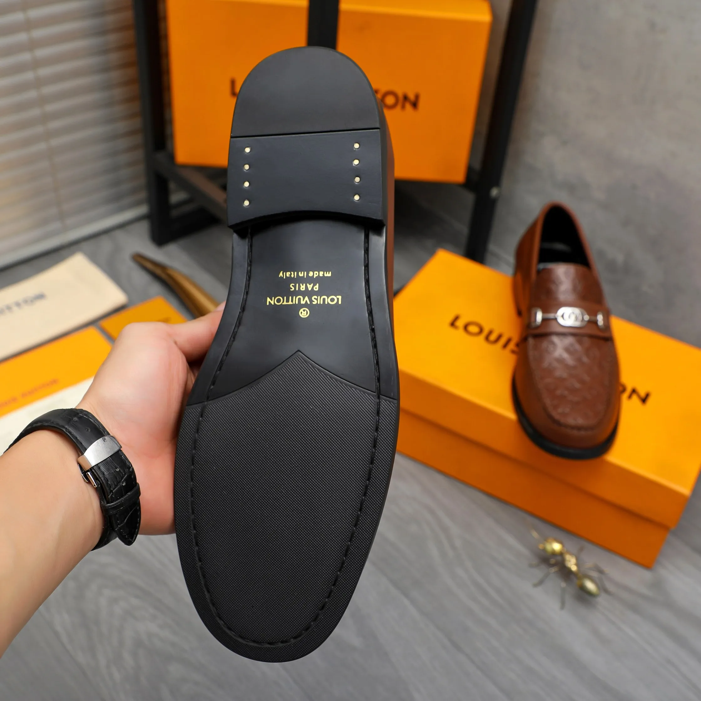 Men's shoes 💰p460 Product trademark: LV (Louis Vuitton) business slip-on leather shoes. Regular size: 38-45 (45 is custom-made and non-returnable) Product materials: Selected high-quality embossed cowhide upper, cowhide lining, original rubber outsole